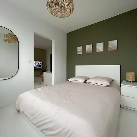 Au Coeur De La Ponetie Apartment